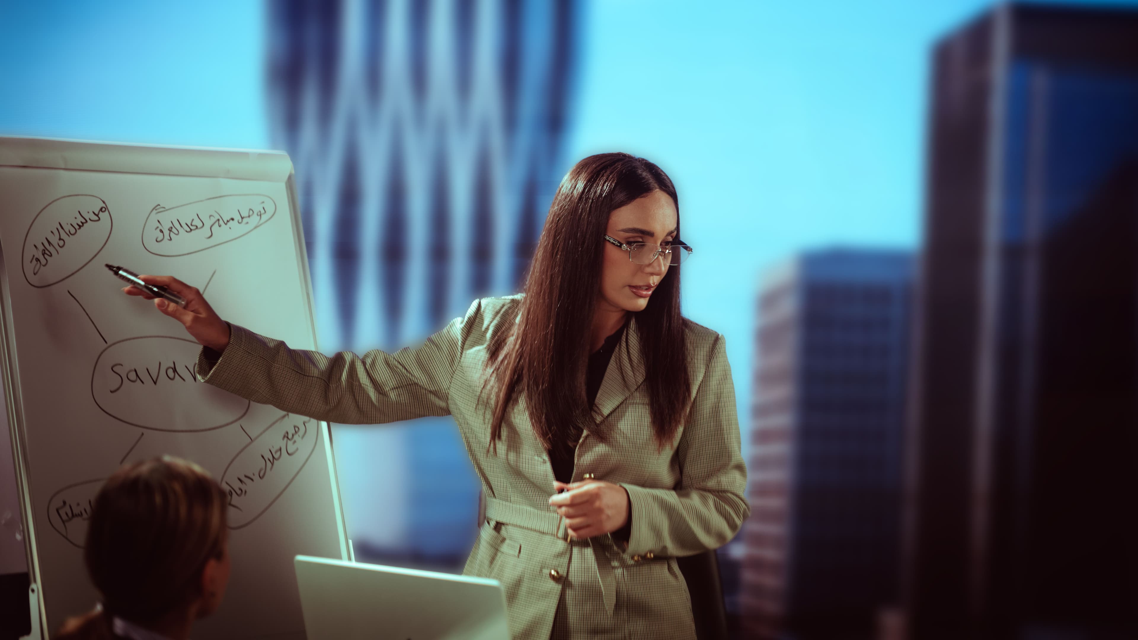 Femme d'affaires faisant une présentation dans un cadre de bureau moderne