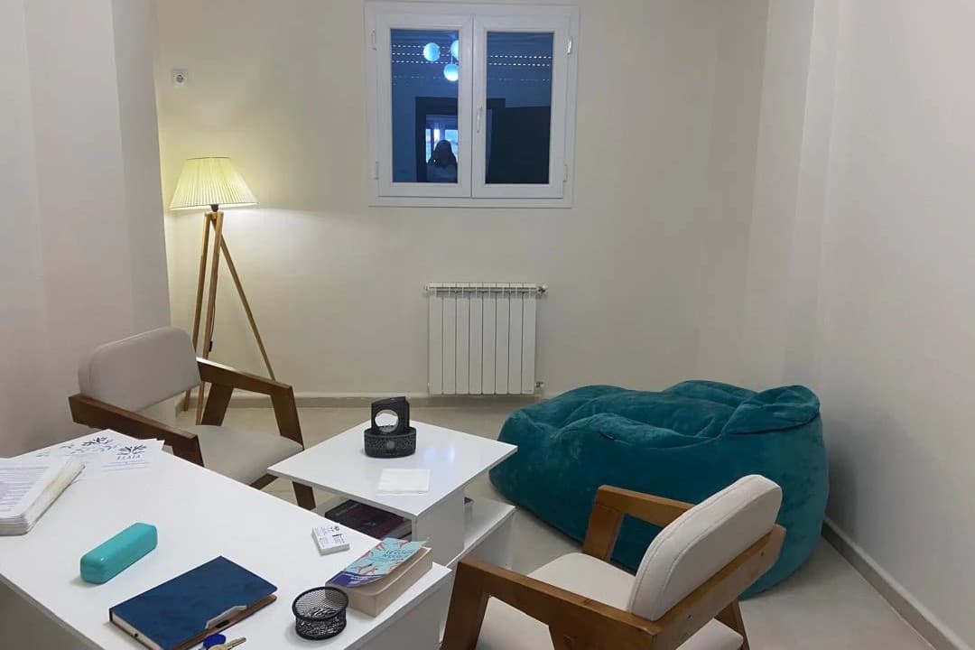 Un espace de séance d'hypnose calme et professionnel à Blida